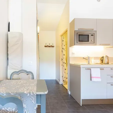 Fully Equipped Air-conditioned Studio Under The Roofs Of Old * Antibes