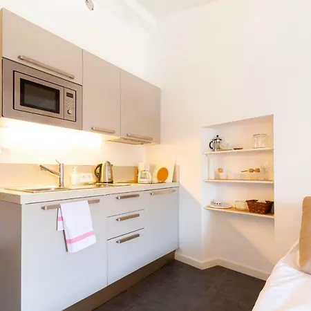 Fully Equipped Air-conditioned Studio Under The Roofs Of Old * Antibes