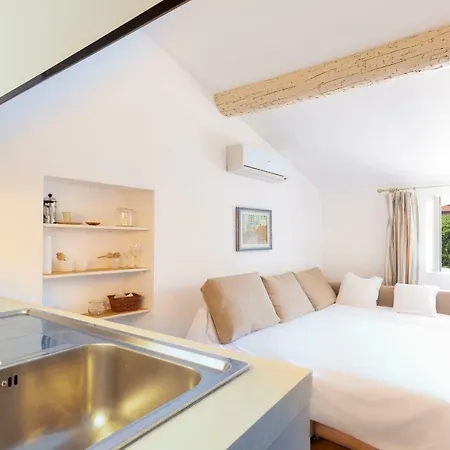 Διαμέρισμα Fully Equipped Air-conditioned Studio Under The Roofs Of Old *